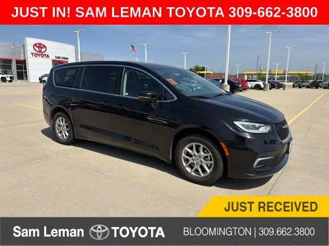 2024 Chrysler Pacifica Touring L for sale in Bloomington, IL