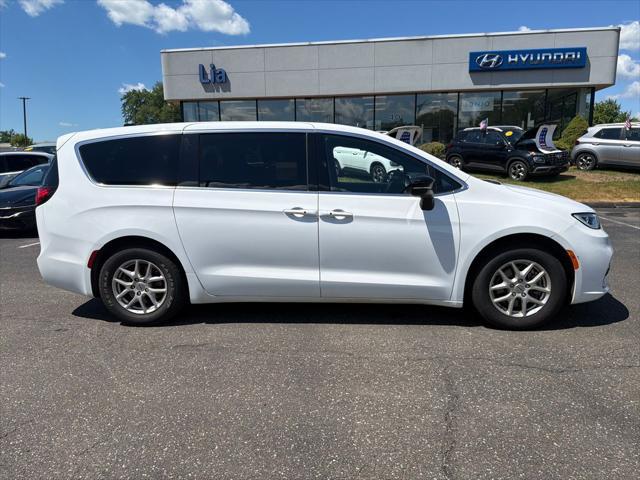 2025 Chrysler Pacifica Select