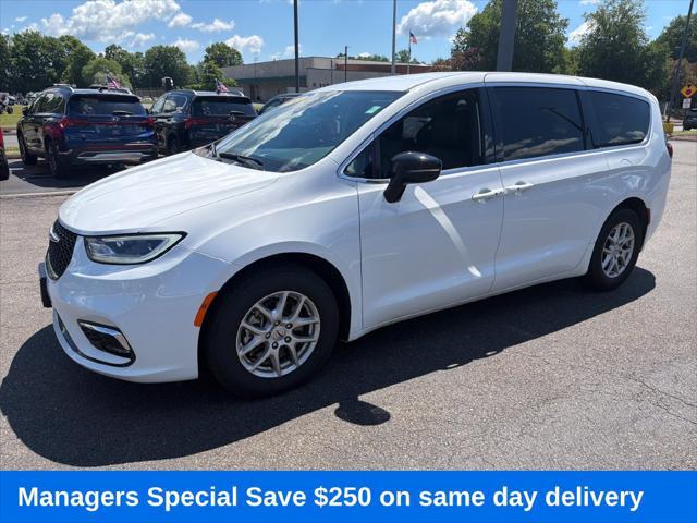 2025 Chrysler Pacifica Select for sale in ENFIELD, CT