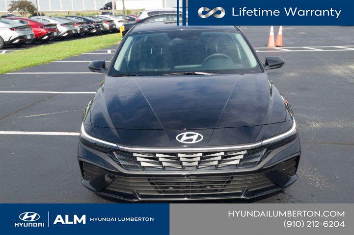 New 2026 Abyss Black Hyundai SE image 3
