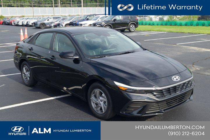 New 2026 Abyss Black Hyundai SE image 4