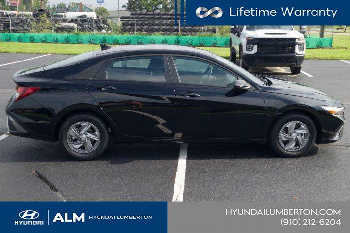 New 2026 Abyss Black Hyundai SE image 5