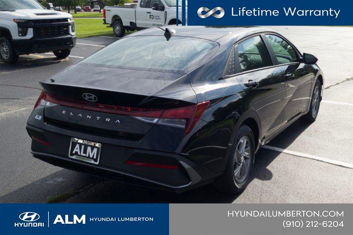 New 2026 Abyss Black Hyundai SE image 6