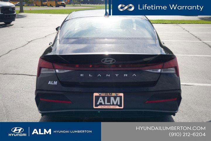 New 2026 Abyss Black Hyundai SE image 7