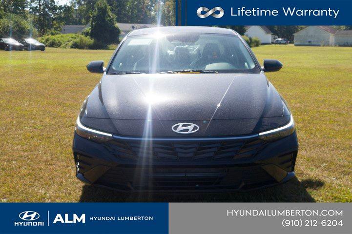 New 2026 Abyss Black Hyundai SE image 3