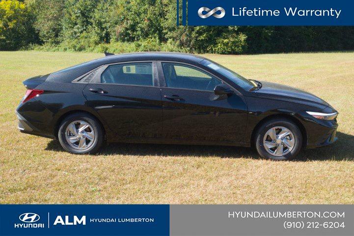 New 2026 Abyss Black Hyundai SE image 5