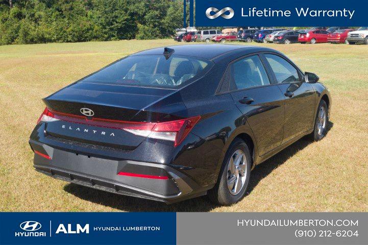 New 2026 Abyss Black Hyundai SE image 6