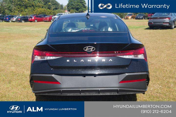 New 2026 Abyss Black Hyundai SE image 7