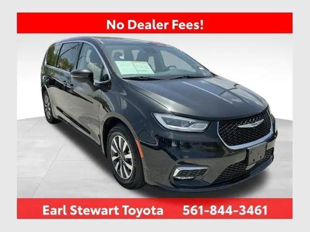 2023 Chrysler Pacifica Hybrid Touring L for sale in Lake Park, FL