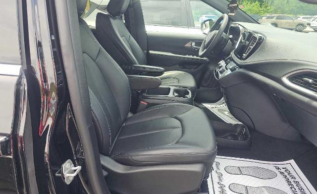 2025 Chrysler Pacifica Hybrid Select