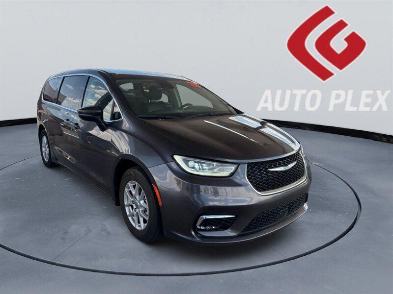 2023 Chrysler Pacifica Touring L's photo