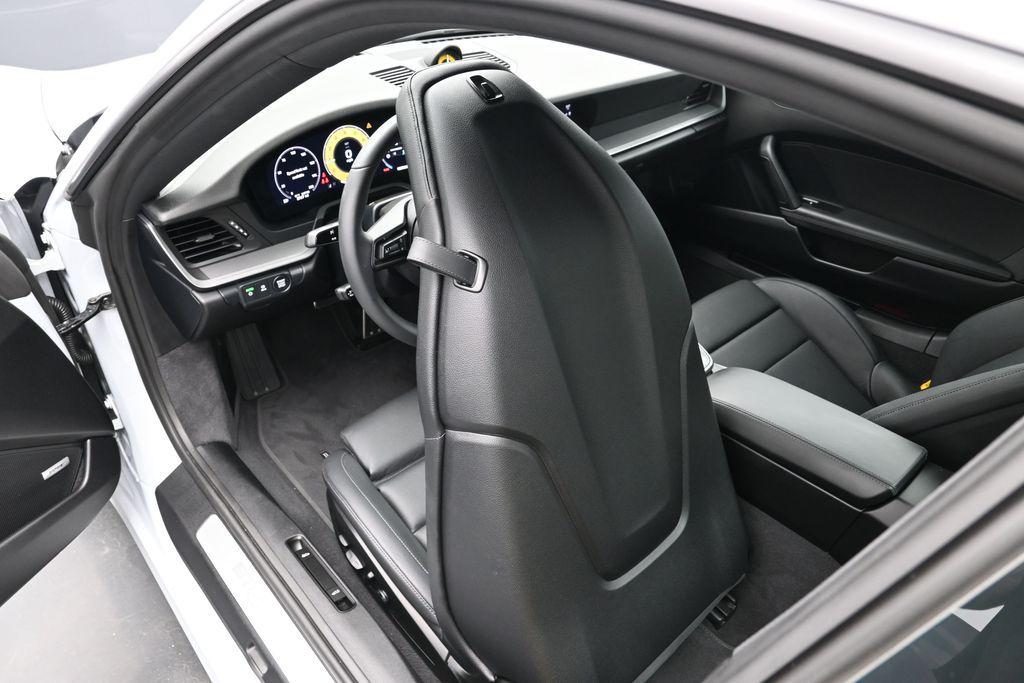 2025 Porsche 911 - Photo 18