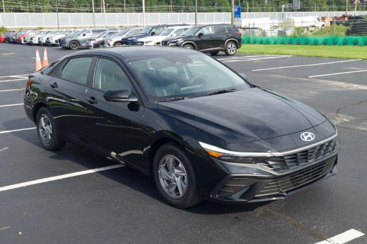 New 2026 Black Hyundai SE image 3