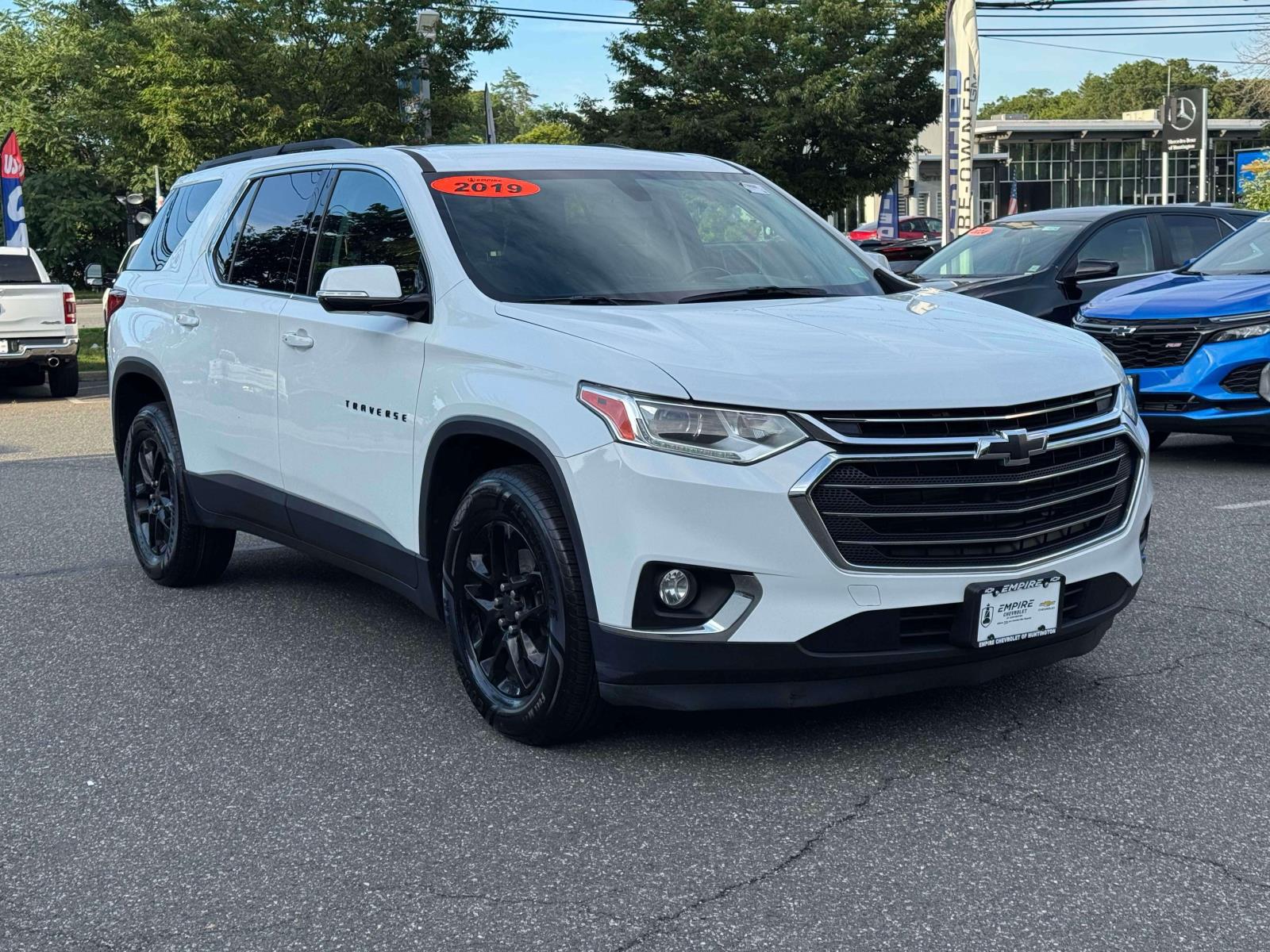 Summit White 2019 Chevrolet Traverse SUV / Crossover Four-Wheel Drive 9-Speed Automatic