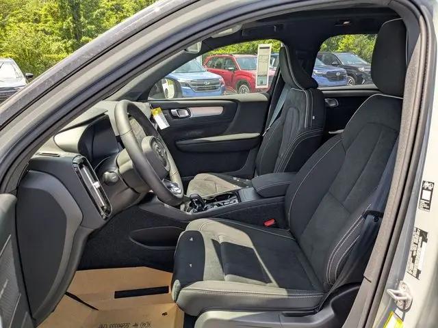 2026 Volvo XC40 Black Edition Ultra, B5 AWD Gas mild hybrid