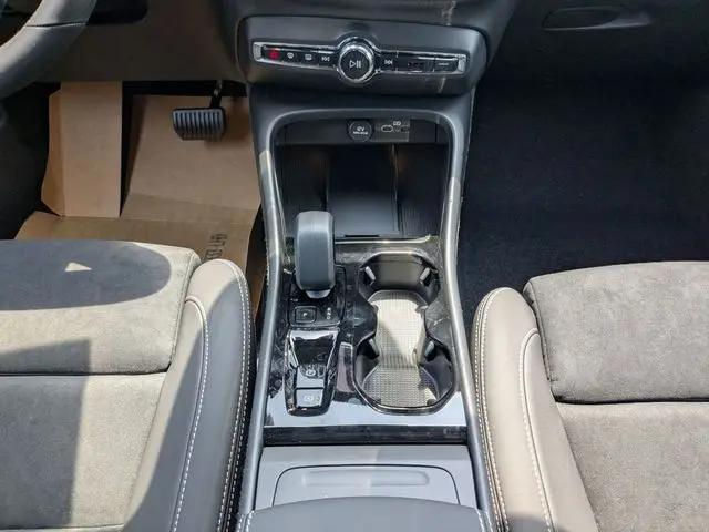 2026 Volvo XC40 Black Edition Ultra, B5 AWD Gas mild hybrid