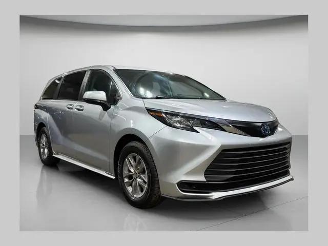 2022 Toyota Sienna LE for sale in Brookfield, WI