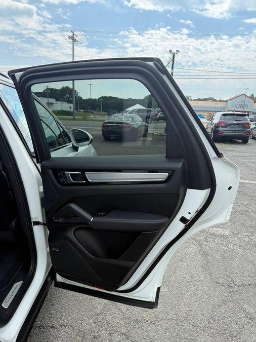 2023 Porsche Cayenne Platinum Edition