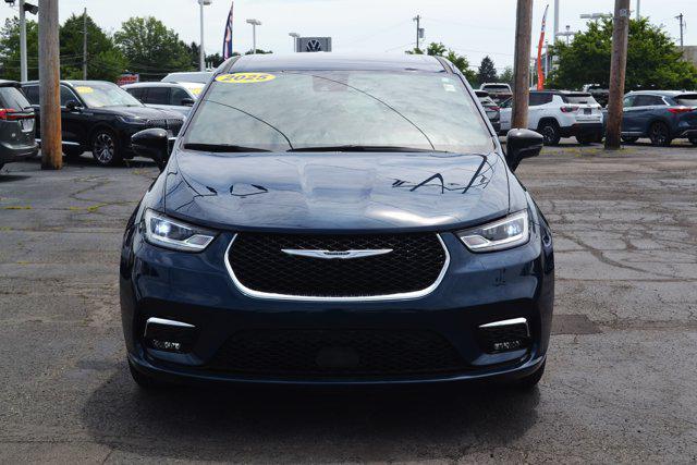 2025 Chrysler Pacifica Hybrid Select