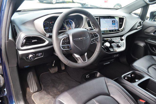 2025 Chrysler Pacifica Hybrid Select