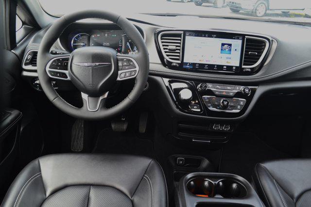 2025 Chrysler Pacifica Hybrid Select