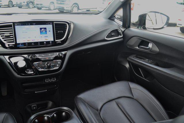 2025 Chrysler Pacifica Hybrid Select