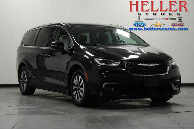 2023 Chrysler Pacifica Hybrid Touring L for sale in El Paso, IL