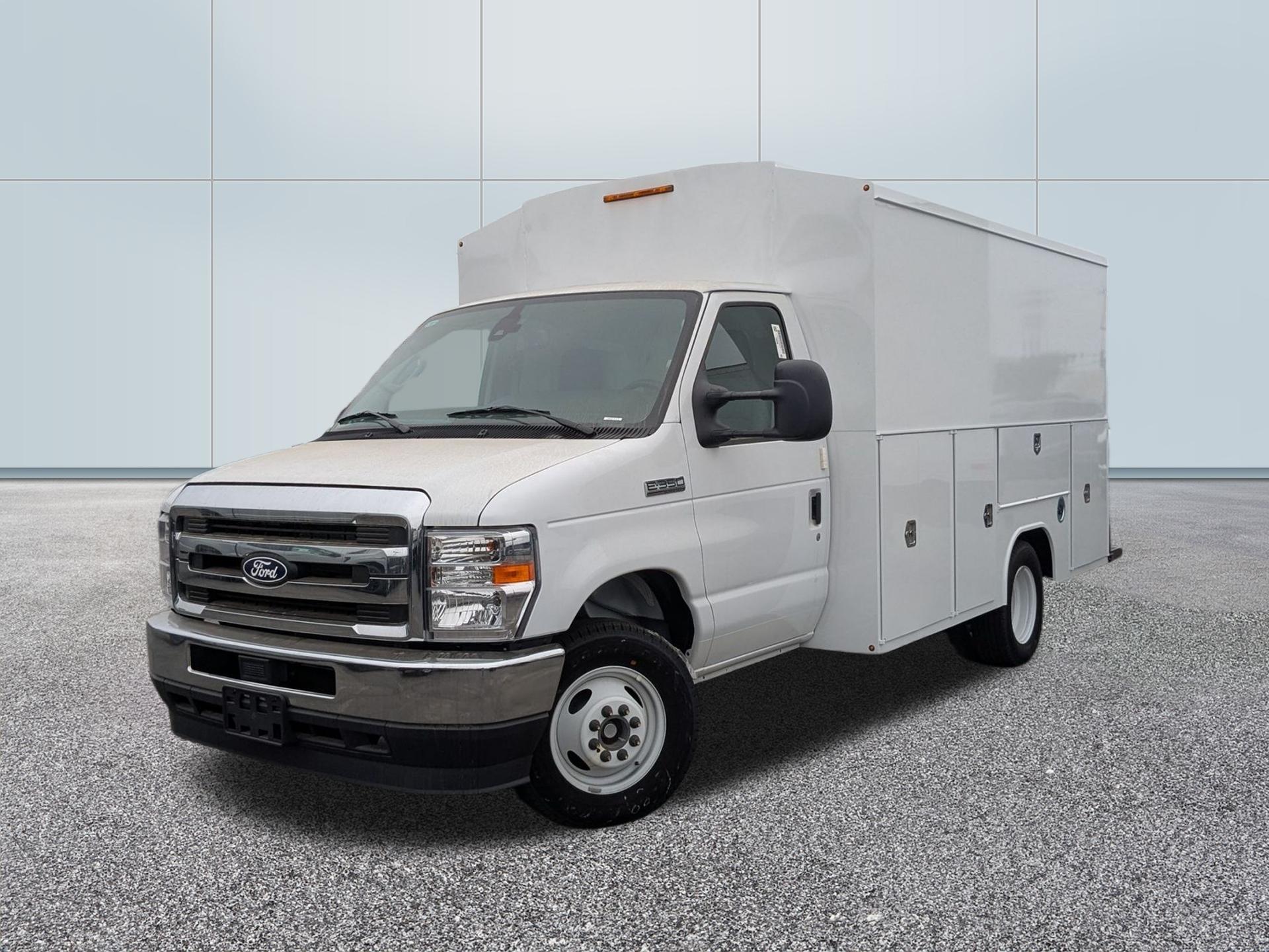 Oxford White 2026 Ford E-Series Chassis Pickup Truck Rear-Wheel Drive 6-Speed Automatic Overdrive