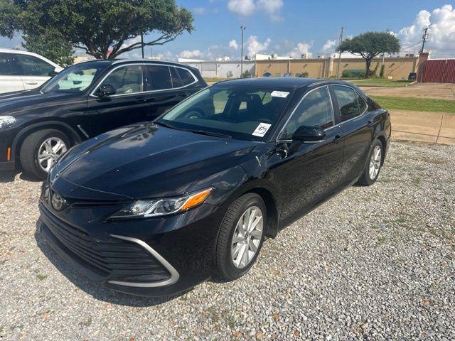 2024 Toyota Camry LE's photo