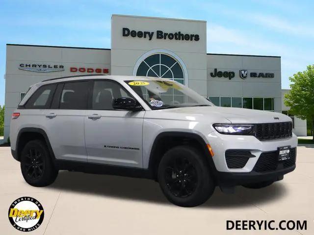 2025 Jeep Grand Cherokee Altitude 4x4 for sale in Iowa City, IA