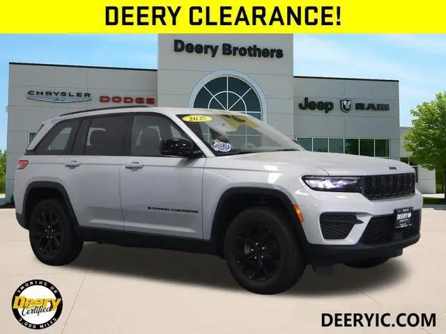 2025 Jeep Grand Cherokee Altitude 4x4 for sale in Iowa City, IA