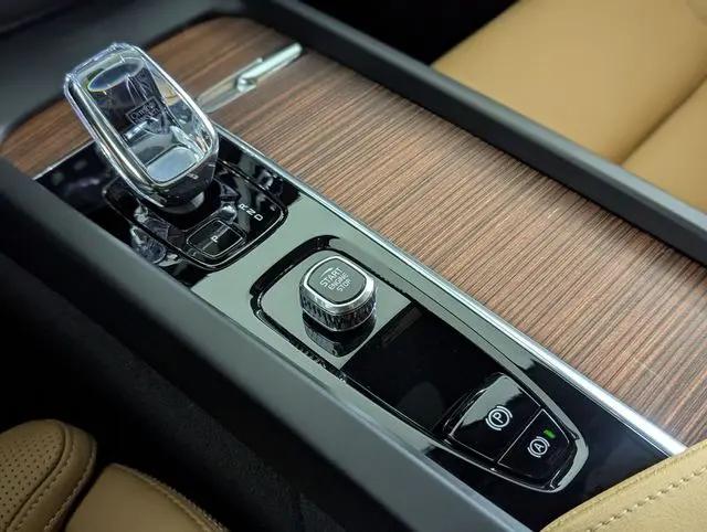 2025 Volvo XC60 B5 Ultra