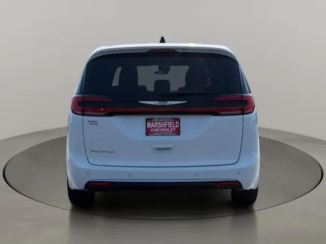 2025 Chrysler Pacifica Select