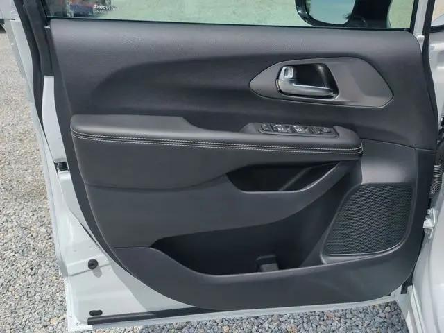 2027 Chrysler Pacifica LX