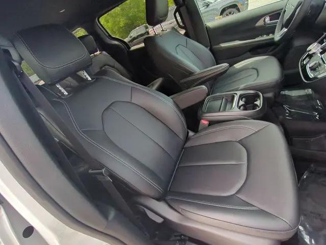 2027 Chrysler Pacifica LX