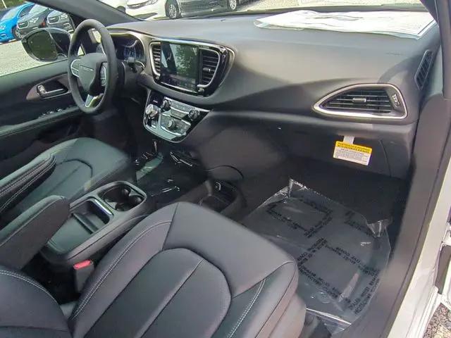 2027 Chrysler Pacifica LX