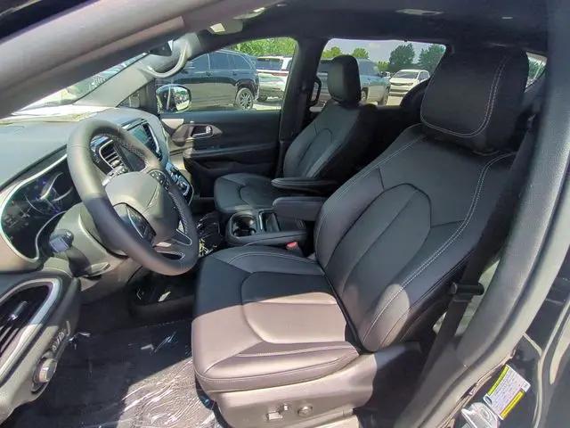 2027 Chrysler Pacifica LX