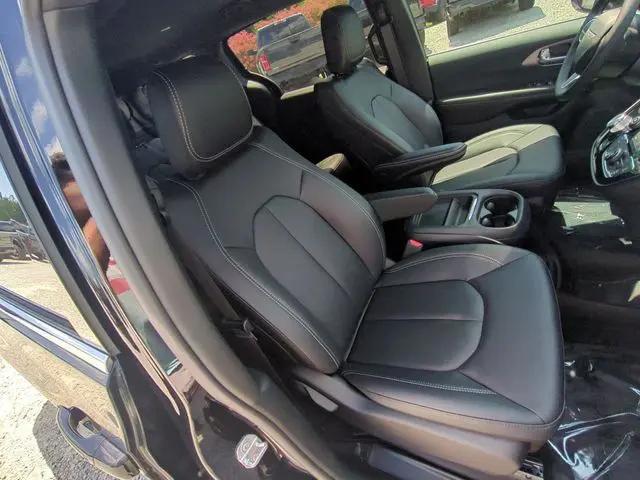 2027 Chrysler Pacifica LX