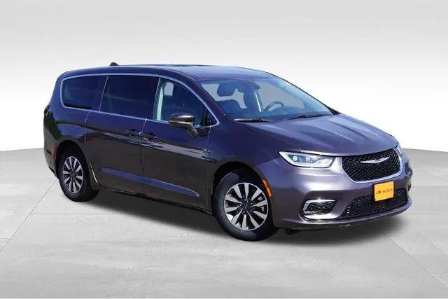 2022 Chrysler Pacifica Hybrid Touring L for sale in Roseville, MN