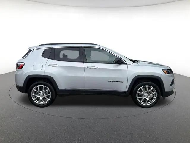2024 Jeep Compass Latitude Lux FWD