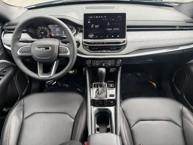 2024 Jeep Compass Latitude Lux FWD