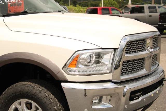 2017 RAM 3500 Laramie Crew Cab 4x4 64 Box 2017 RAM 3500 Laramie Crew Cab 4x4 64 Box