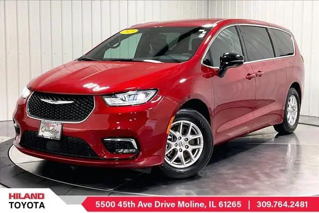 2025 Chrysler Pacifica Select for sale in Moline, IL