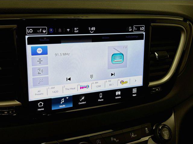 2025 Chrysler Pacifica Select