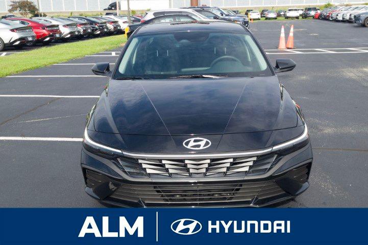 New 2026 Abyss Black HYUNDAI SE image 3
