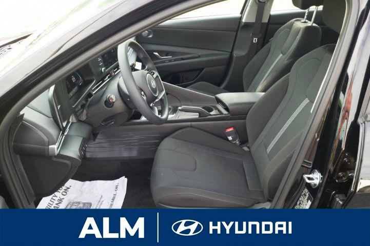 New 2026 Abyss Black HYUNDAI SE image 14