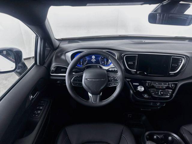 2027 Chrysler Pacifica LX