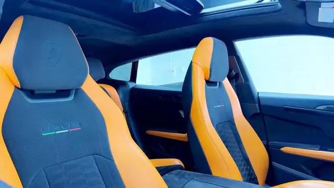 2021 Lamborghini Urus Pearl Capsule