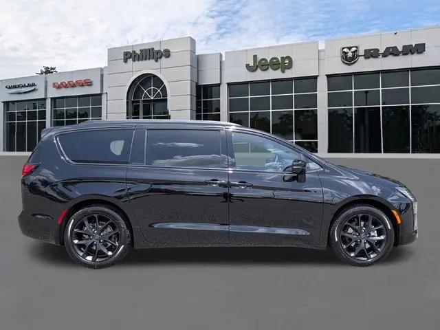 2027 Chrysler Pacifica Limited