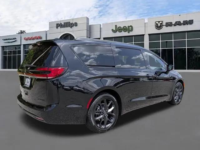 2027 Chrysler Pacifica Limited
